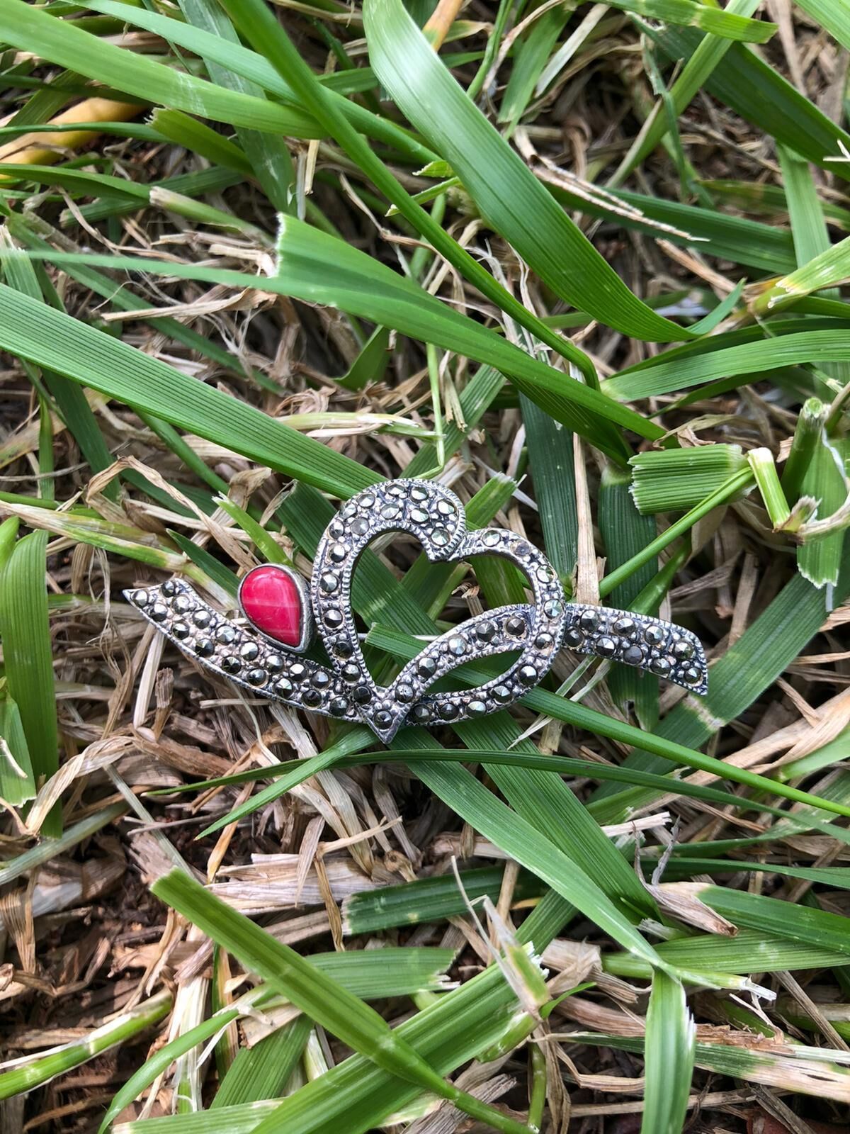 GÜMÜŞ MERCAN TAŞLI KALP BROŞ