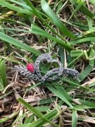 GÜMÜŞ MERCAN TAŞLI KALP BROŞ