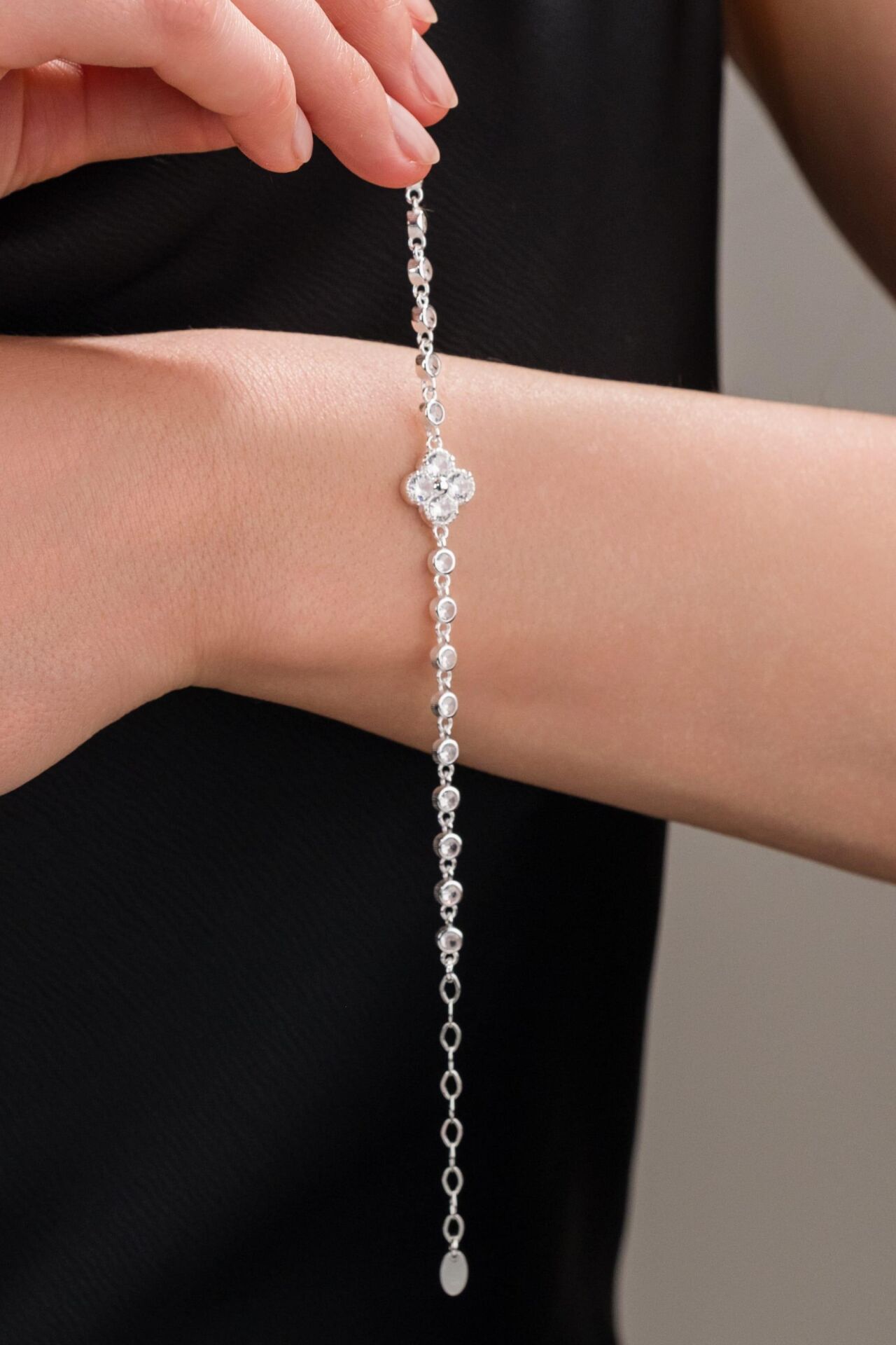 Gümüş Yonca Çiçek Beyaz Zirkon Taşlı Su Yolu Bileklik