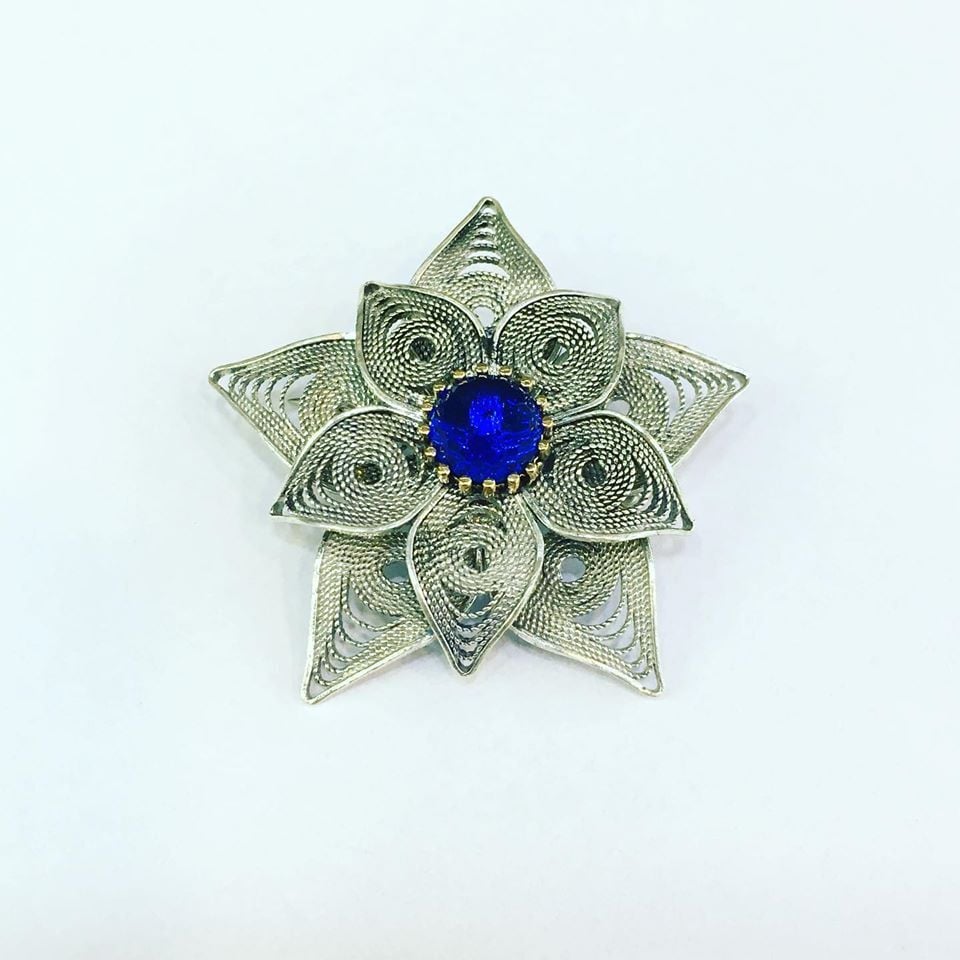 GÜMÜŞ TELKARİ MAVİ ZİRKON TAŞLI ÇİÇEK BROŞ