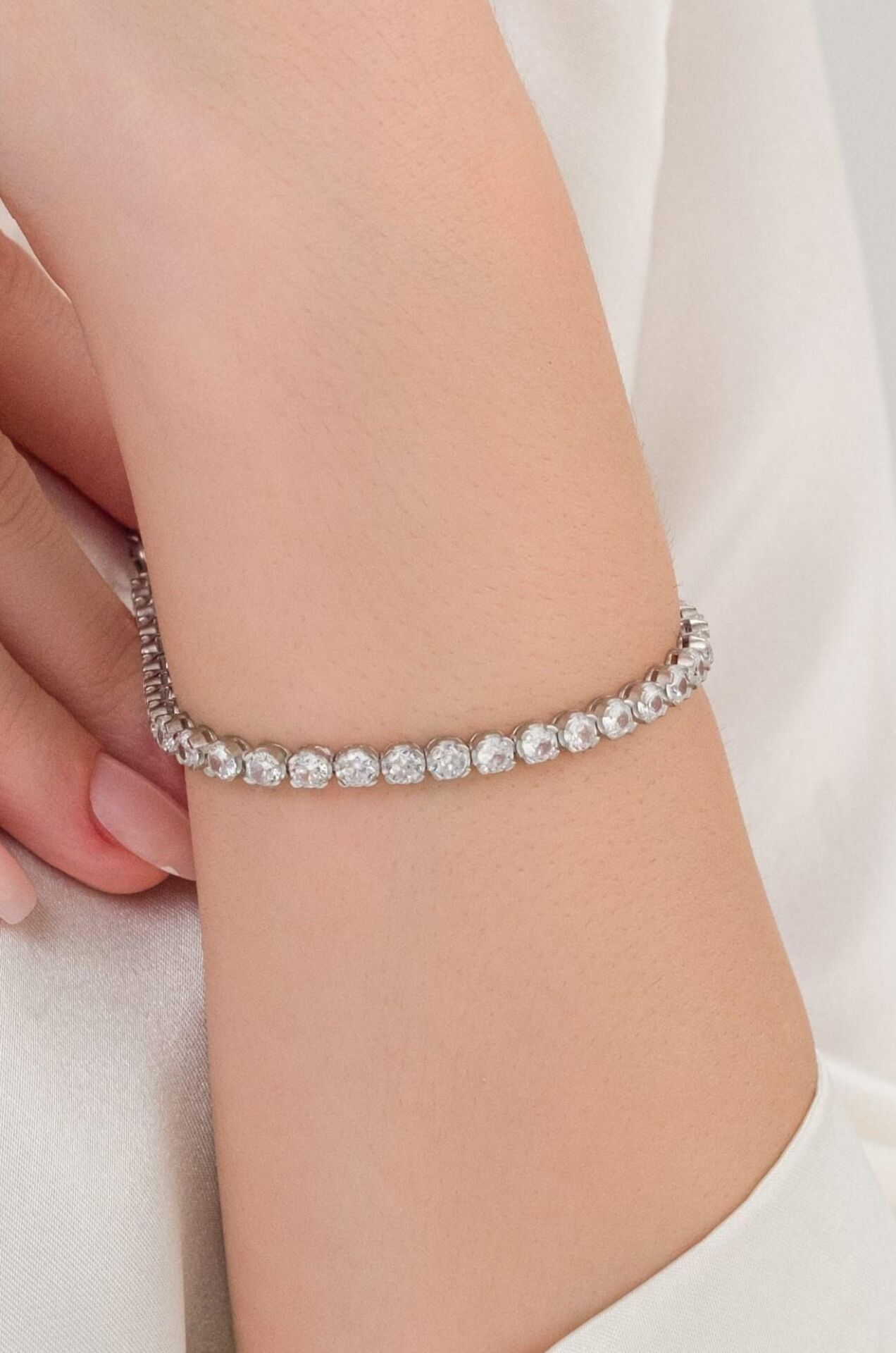 4.2 mm Gümüş Beyaz Zirkon Taşlı Rodyumlu Pırlanta Modeli Su Yolu Bileklik