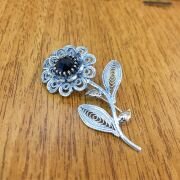 GÜMÜŞ TELKARİ SİYAH TAŞLI ÇİÇEK BROŞ