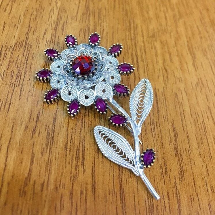 GÜMÜŞ TELKARİ KÖK YAKUT TAŞLI BROŞ