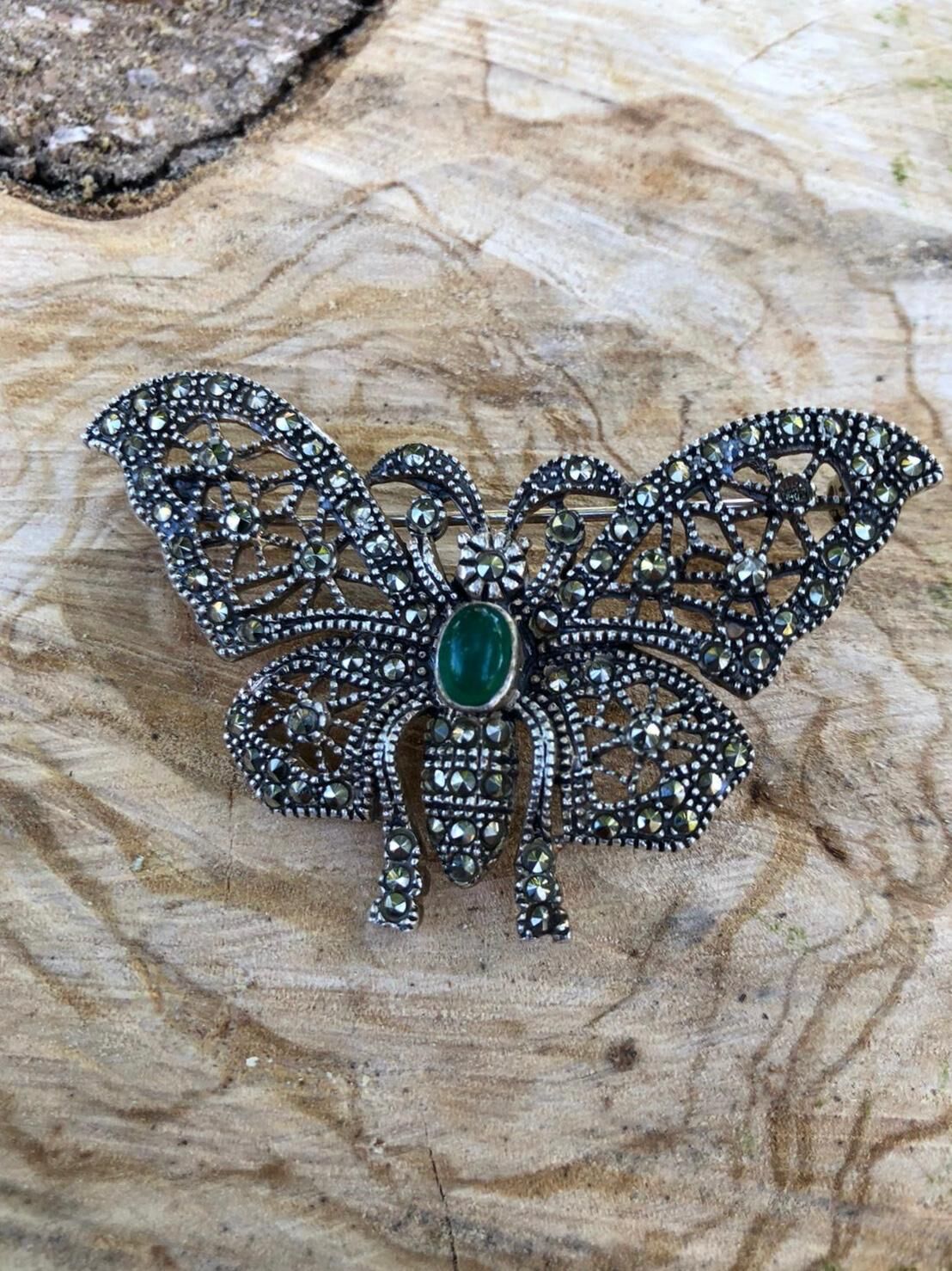 GÜMÜŞ MARKAZİT VE YEŞİL AKİK TAŞLI KELEBEK BROŞ