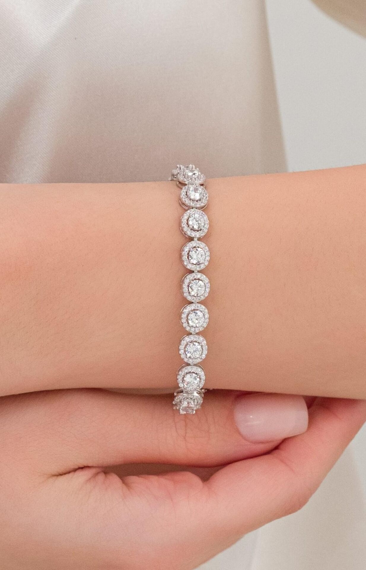 Gümüş Yuvarlak Beyaz Zirkon Taşlı Pırlanta Montürlü Rodyumlu Su Yolu Bileklik