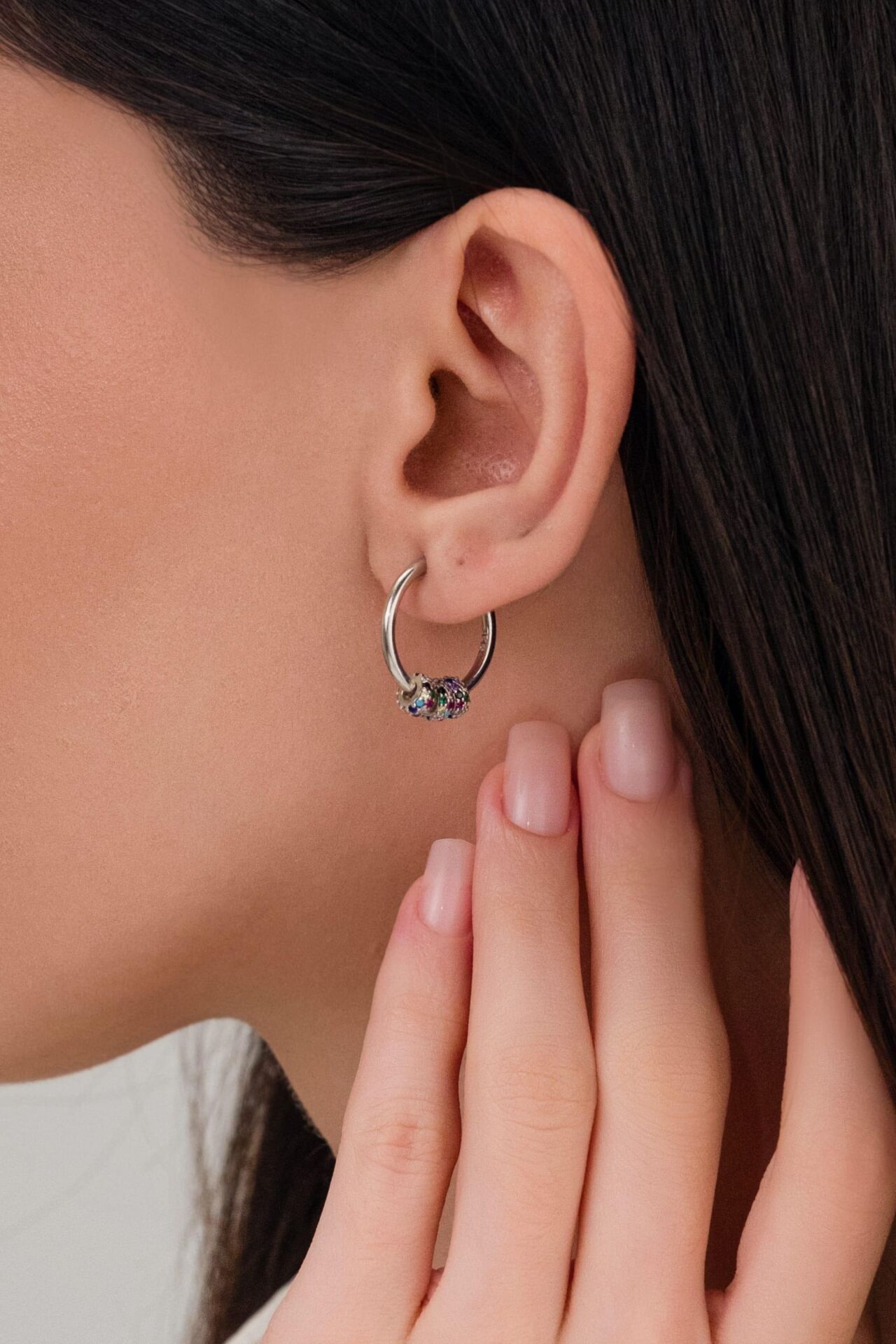 18 mm GÜMÜŞ RENGARENK RENKLİ ZİRKON TAŞLI HALKA  KÜPE