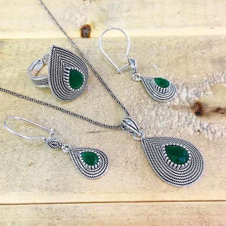 GÜMÜŞ TELKARİ KÖK ZÜMRÜT TAŞLI DAMLA MODEL SET