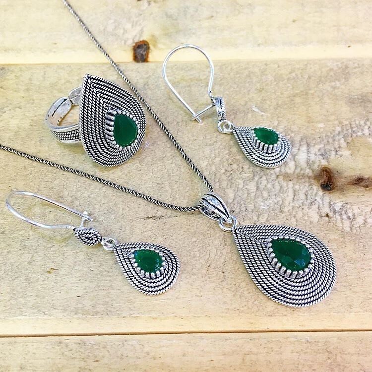 GÜMÜŞ TELKARİ KÖK ZÜMRÜT TAŞLI DAMLA MODEL SET