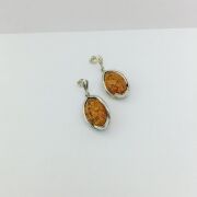 GÜMÜŞ ATEŞ KEHRİBARI SALLANTILI DAMLA MODEL KÜPE