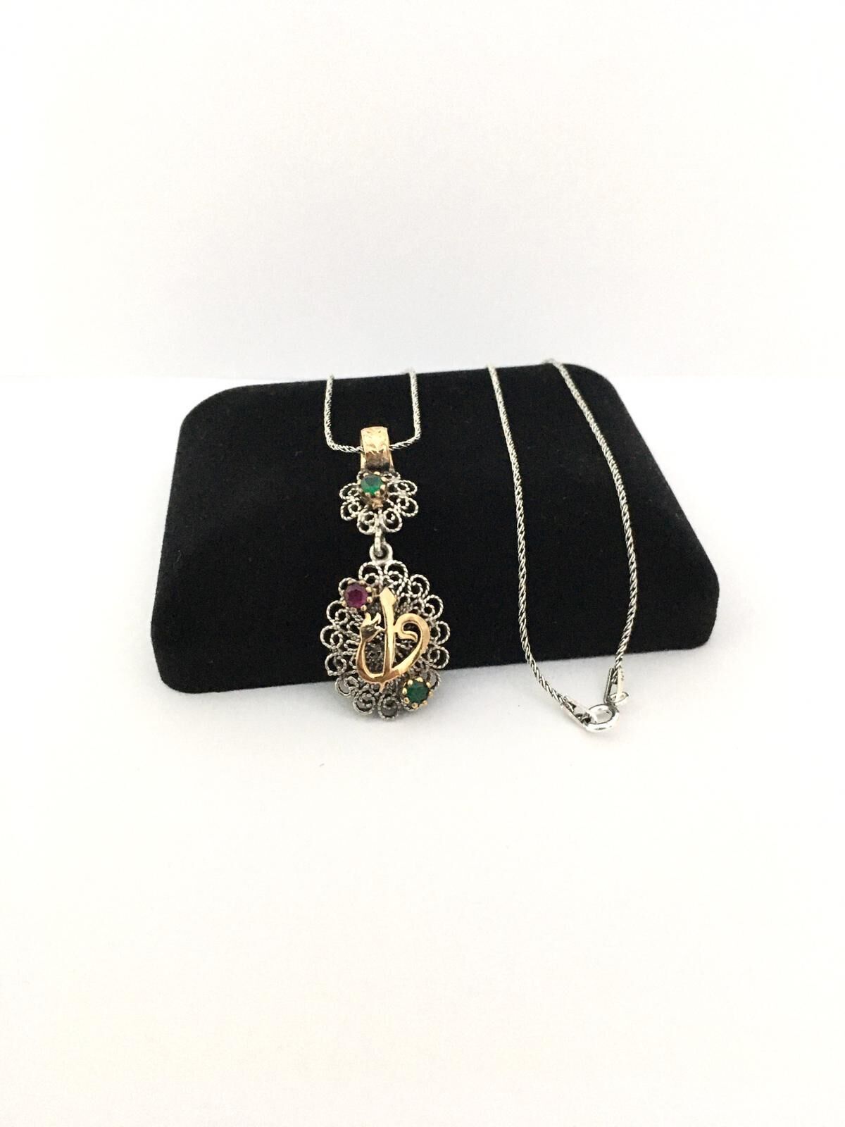 GÜMÜŞ TELKARİ VAV ELİF HARFİ KÖK YAKUT VE ZÜMRÜT TAŞLI KOLYE