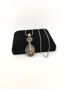 GÜMÜŞ TELKARİ VAV ELİF HARFİ KÖK YAKUT VE ZÜMRÜT TAŞLI KOLYE