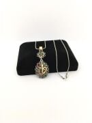 GÜMÜŞ TELKARİ VAV ELİF HARFİ KÖK YAKUT VE ZÜMRÜT TAŞLI KOLYE