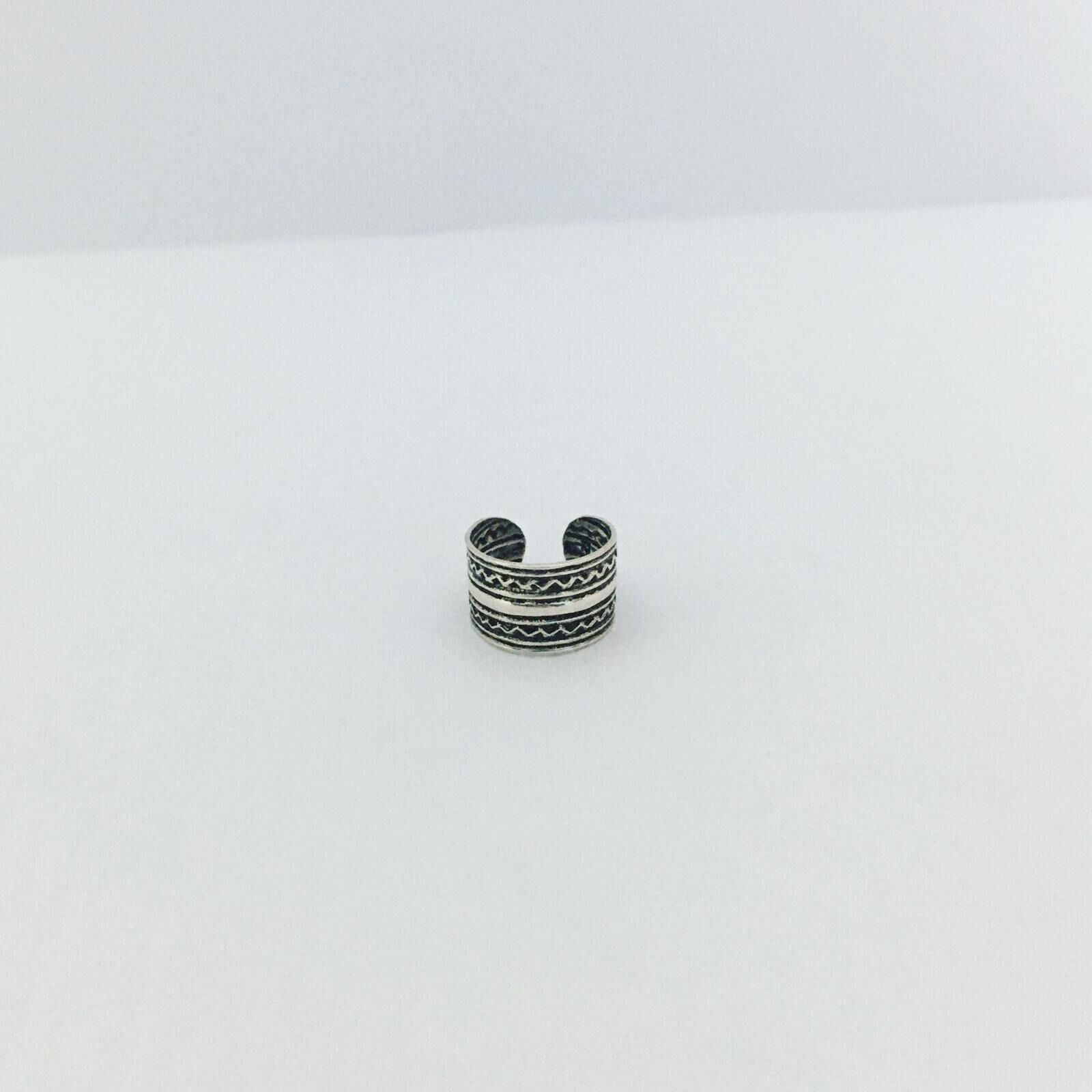 GÜMÜŞ ESKİTME DESENLİ KIKIRDAK KÜPE