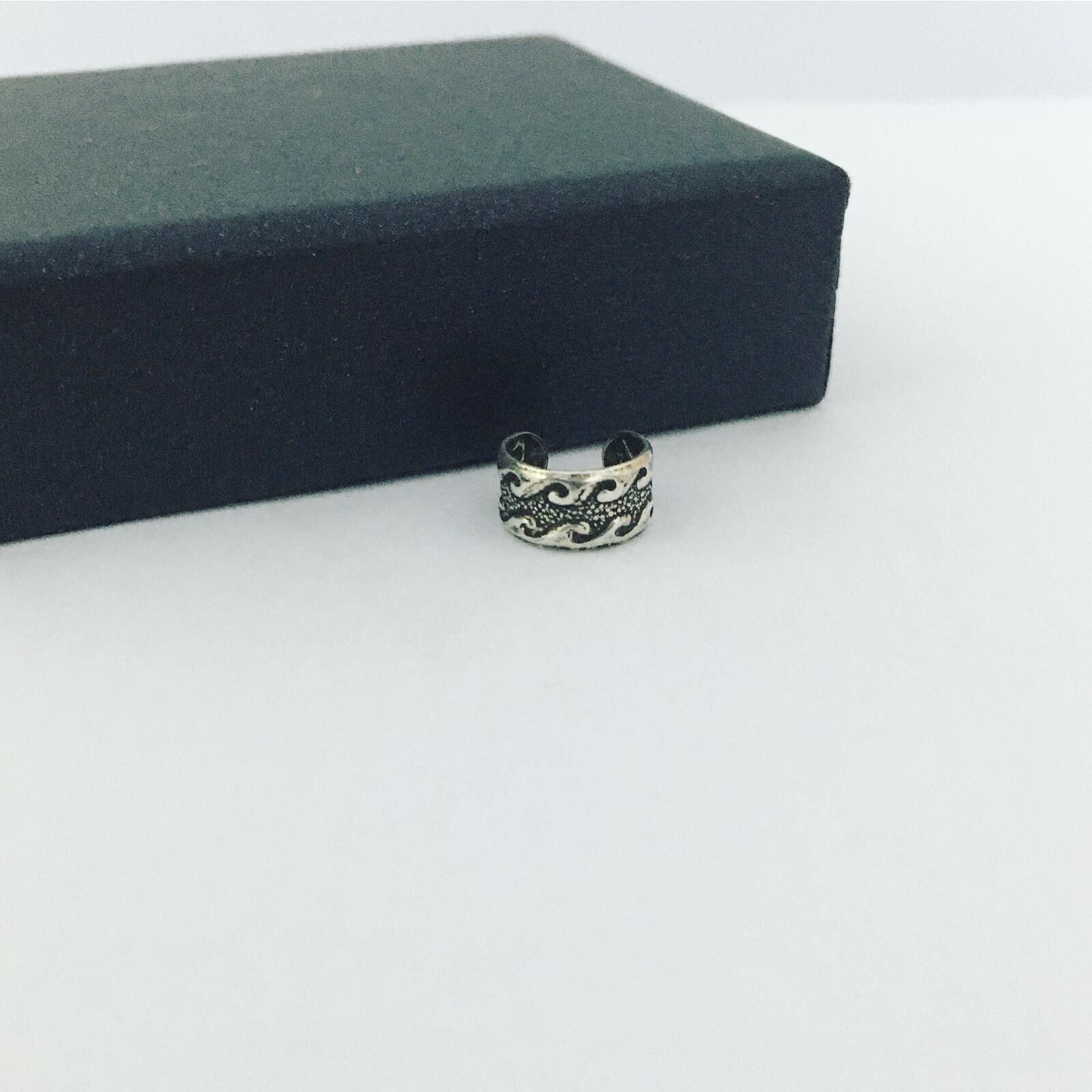 GÜMÜŞ ESKİTME DESENLİ HALKA KIKIRDAK KÜPE