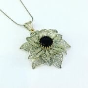 925 AYAR GÜMÜŞ TELKARİ SİYAH ZİRKON TAŞLI ÇİÇEK KOLYE