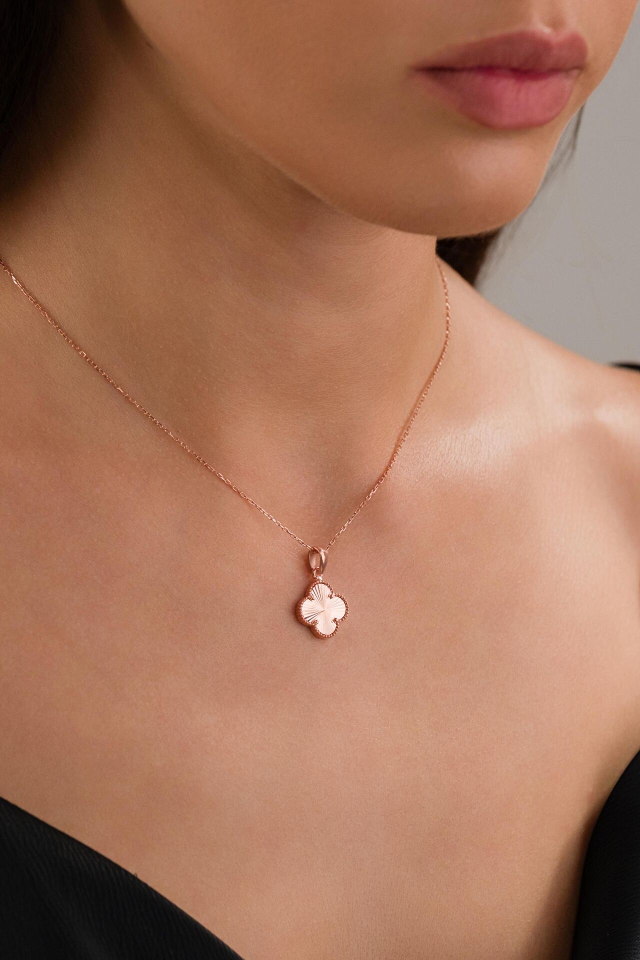 Gümüş ROSE Kaplama Yonca Lazer Kalem İşlemeli Kolye