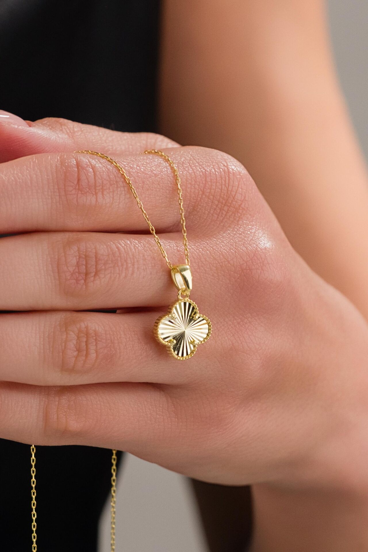 Gümüş Gold Altın Kaplama Yonca Lazer Kalem İşlemeli Kolye