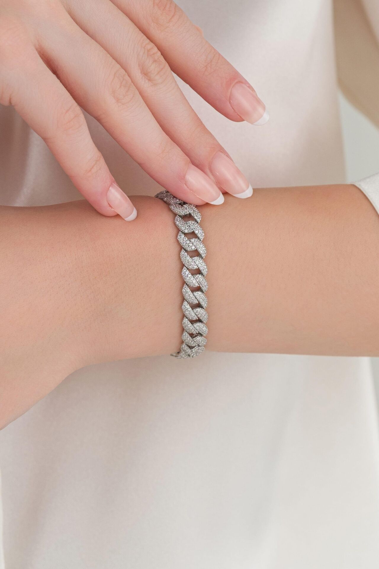 Gümüş Rodyum Kaplama Beyaz Zirkon Taşlı Gurmet Zincirli Bileklik