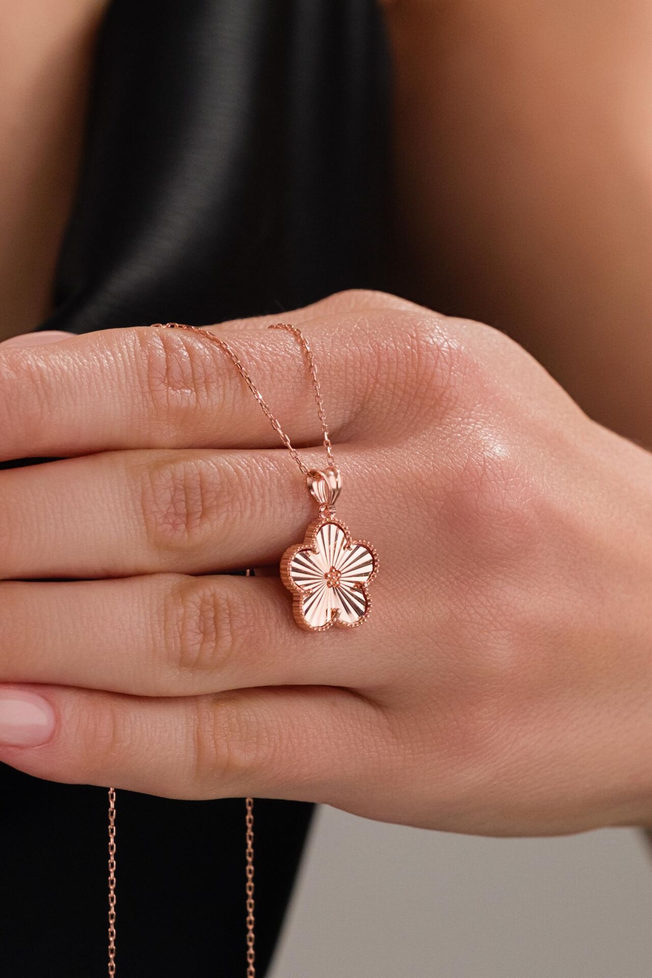 Gümüş Rose Kaplama Yonca Lazer Kalem İşlemeli Kolye