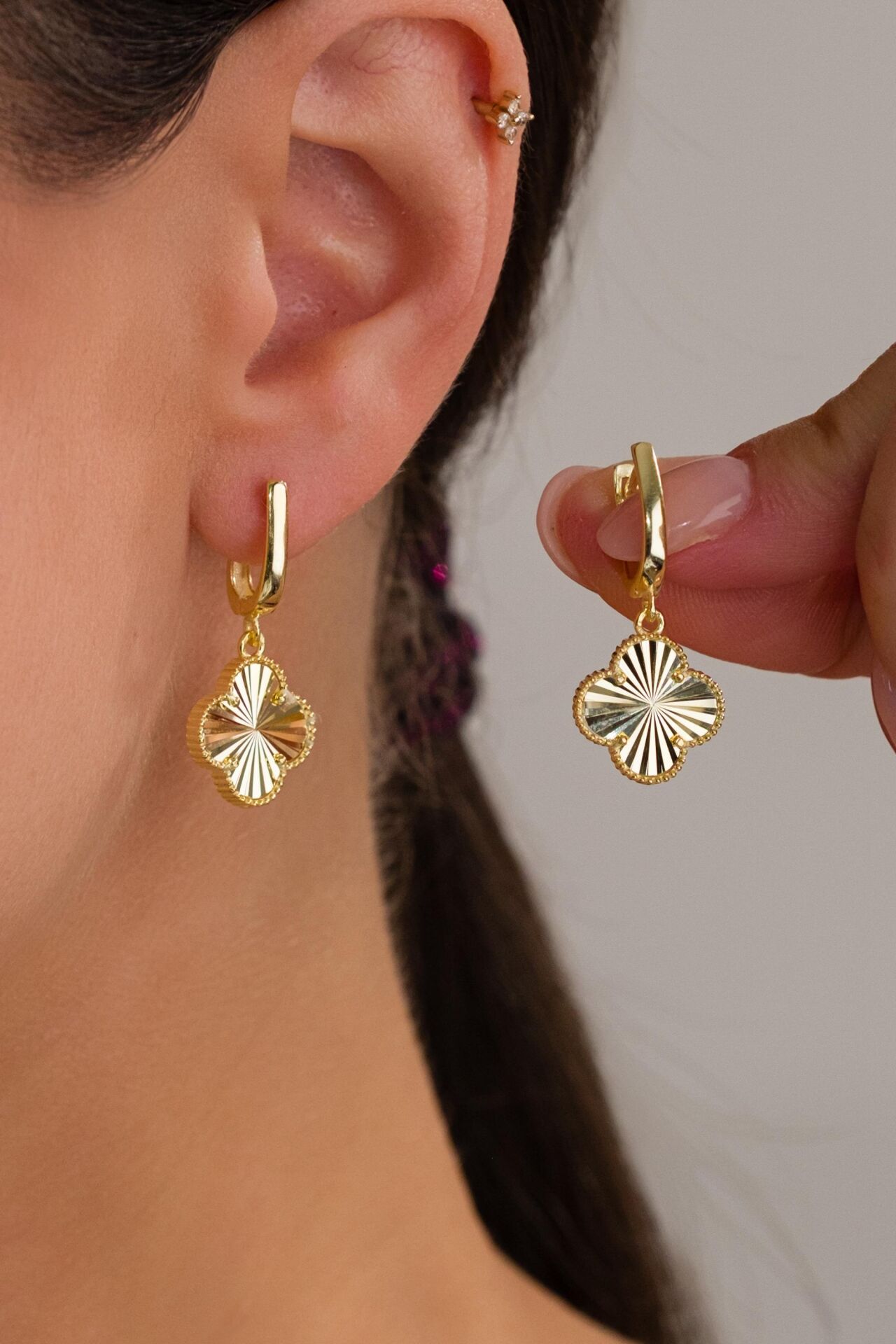 GÜMÜŞ ALTIN GOLD KAPLAMA YONCA LAZER KESİM KALEM İŞLEMELİ KÜPE