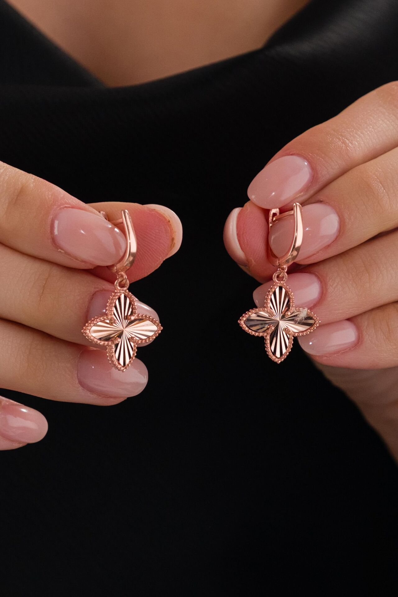 GÜMÜŞ ROSE KAPLAMA YONCA LAZER KESİM KALEM İŞLEMELİ KÜPE