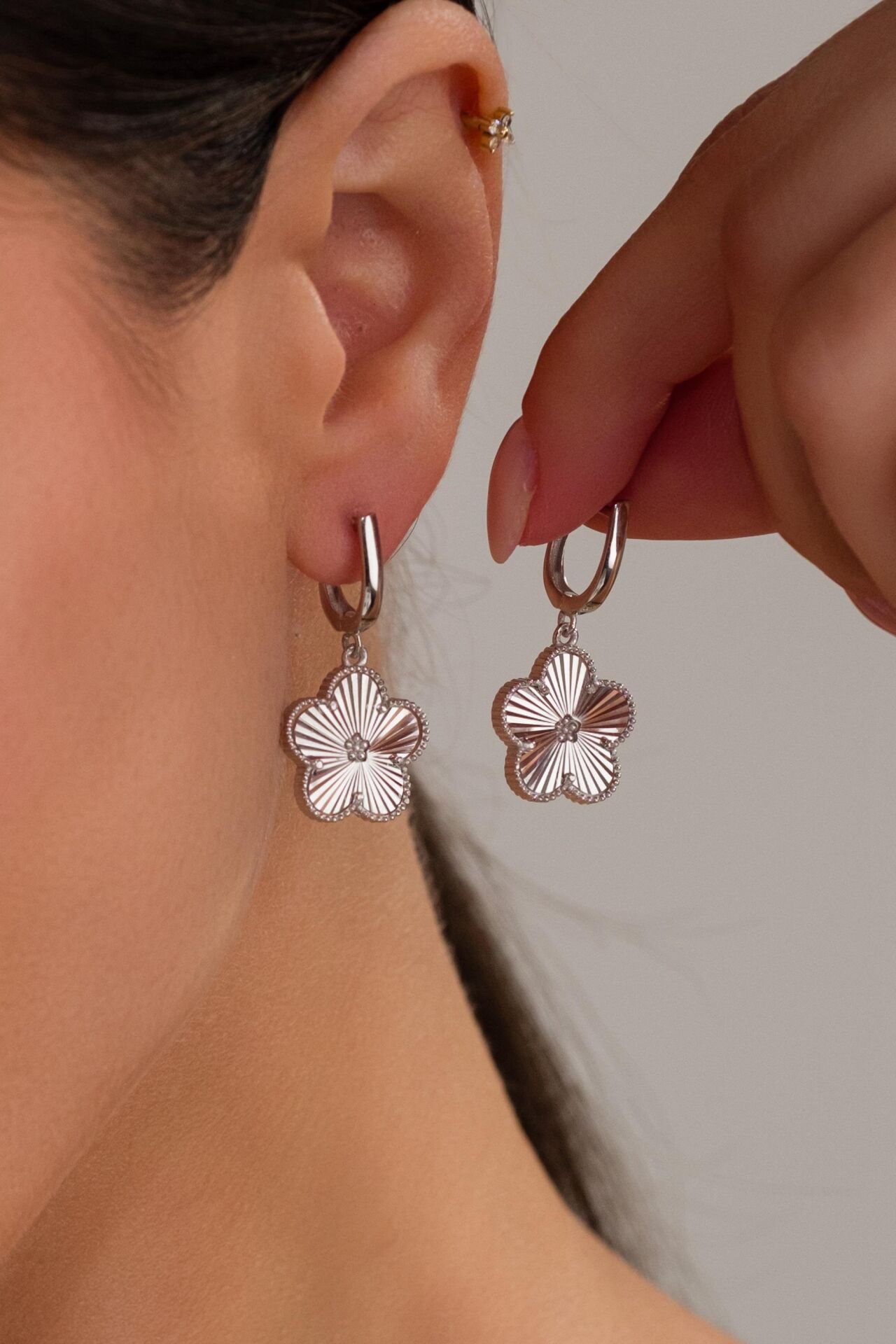 GÜMÜŞ RODYUMLU BEŞ YAPRAKLI YONCA ÇİÇEK LAZER KESİM KALEM İŞLEMELİ KÜPE