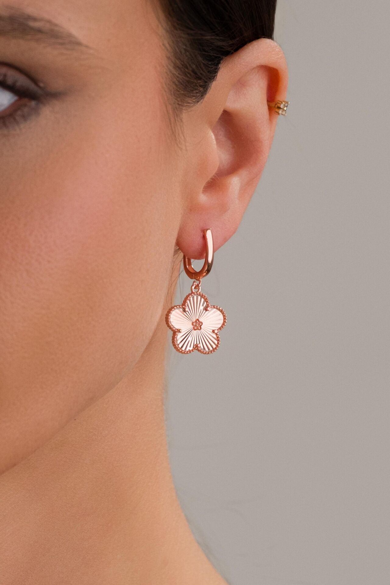 GÜMÜŞ ROSE KAPLAMA BEŞ YAPRAKLI YONCA ÇİÇEK LAZER KESİM KALEM İŞLEMELİ KÜPE