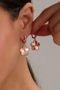 GÜMÜŞ ROSE KAPLAMA BEŞ YAPRAKLI YONCA ÇİÇEK LAZER KESİM KALEM İŞLEMELİ KÜPE