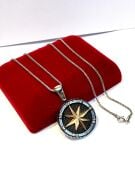 GÜMÜŞ PUSULA SİYAH ZEMİNLİ ERKEK KOLYE