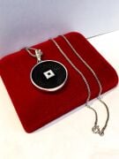 GÜMÜŞ PUSULA SİYAH ZEMİNLİ ERKEK KOLYE