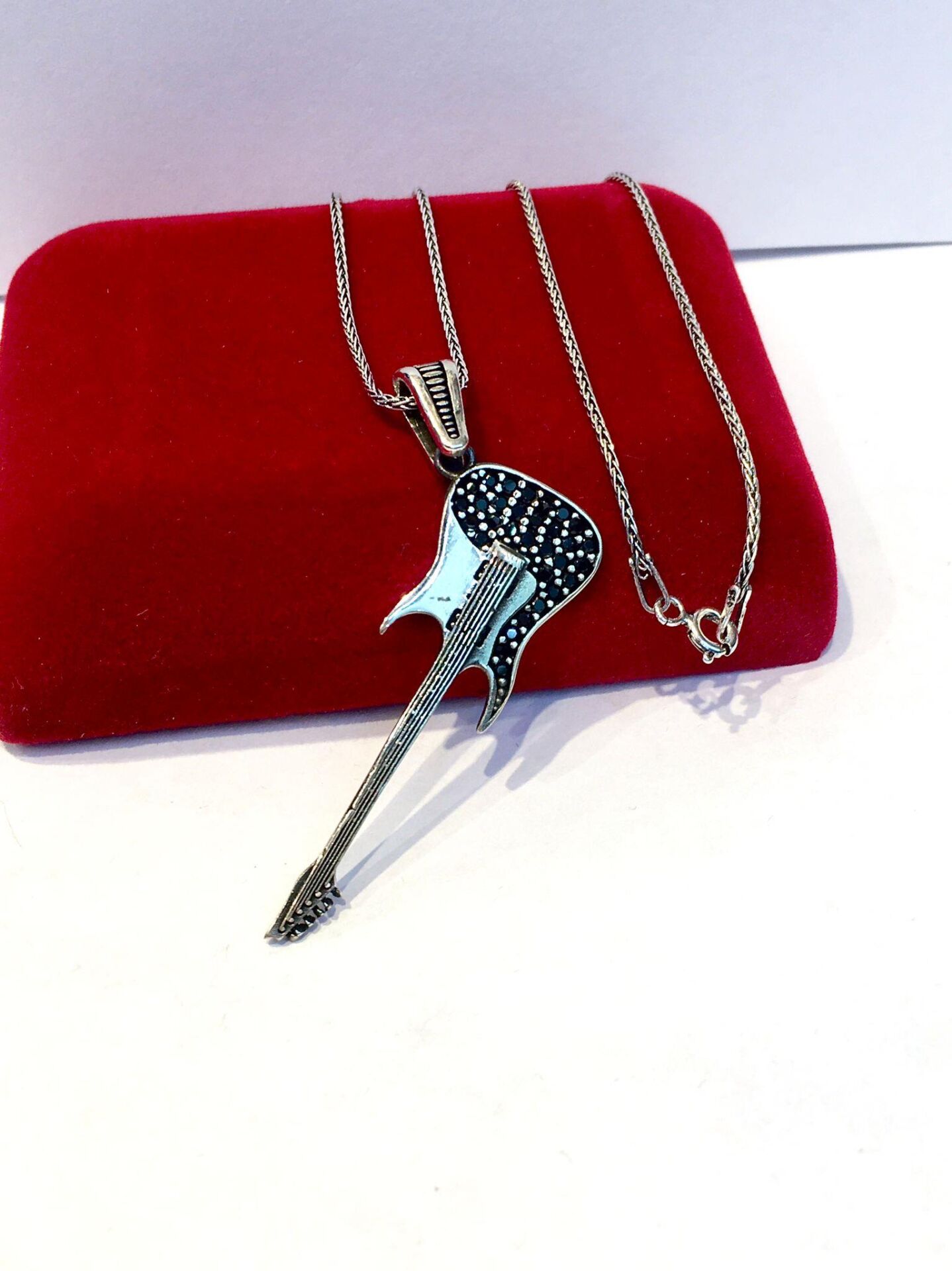 GÜMÜŞ SİYAH ZİRKON TAŞLI GİTAR ERKEK KOLYE