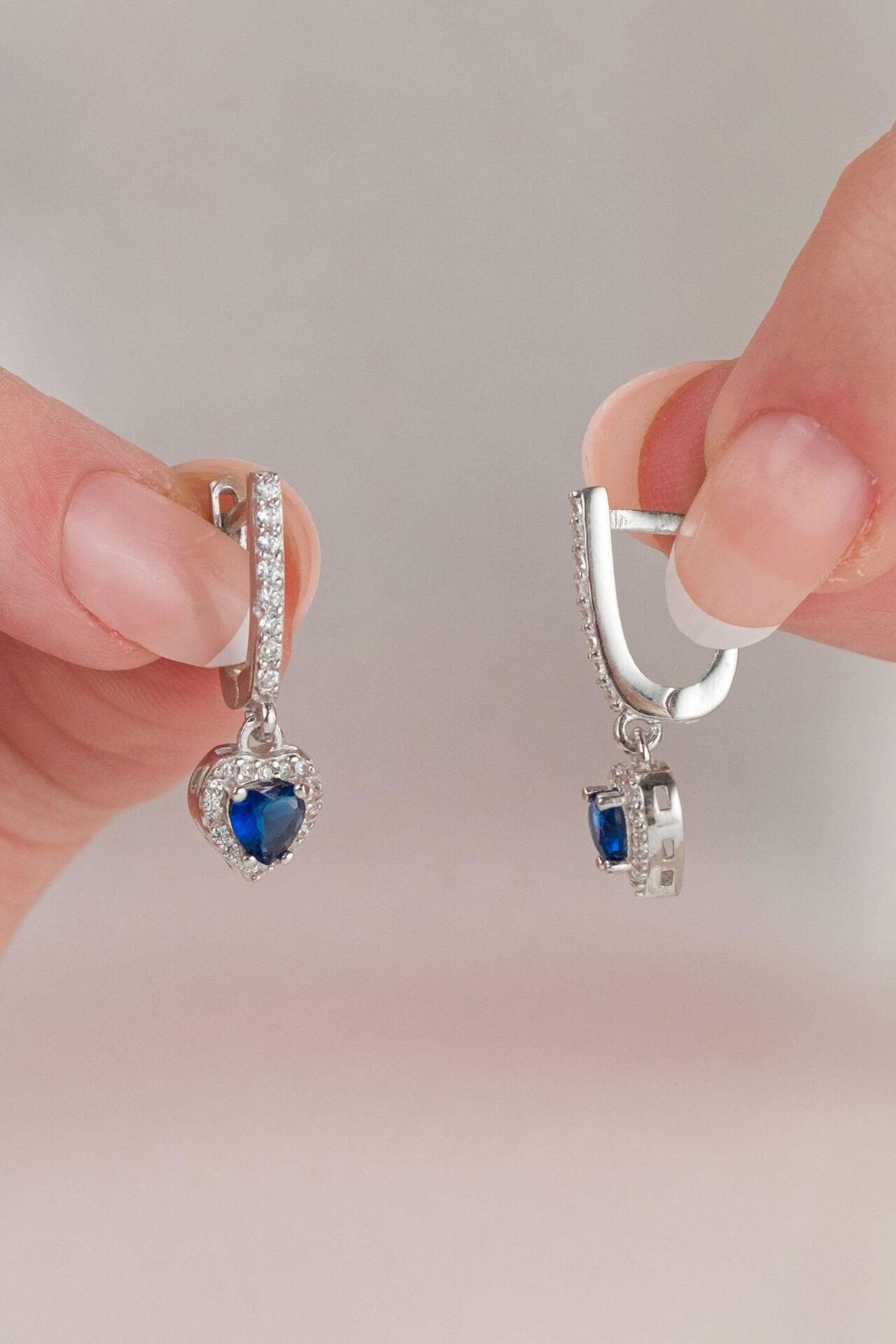 GÜMÜŞ PARLAMENT MAVİSİ KOYU MAVİ ZİRKON TAŞLI KALP KALPLİ KÜPE