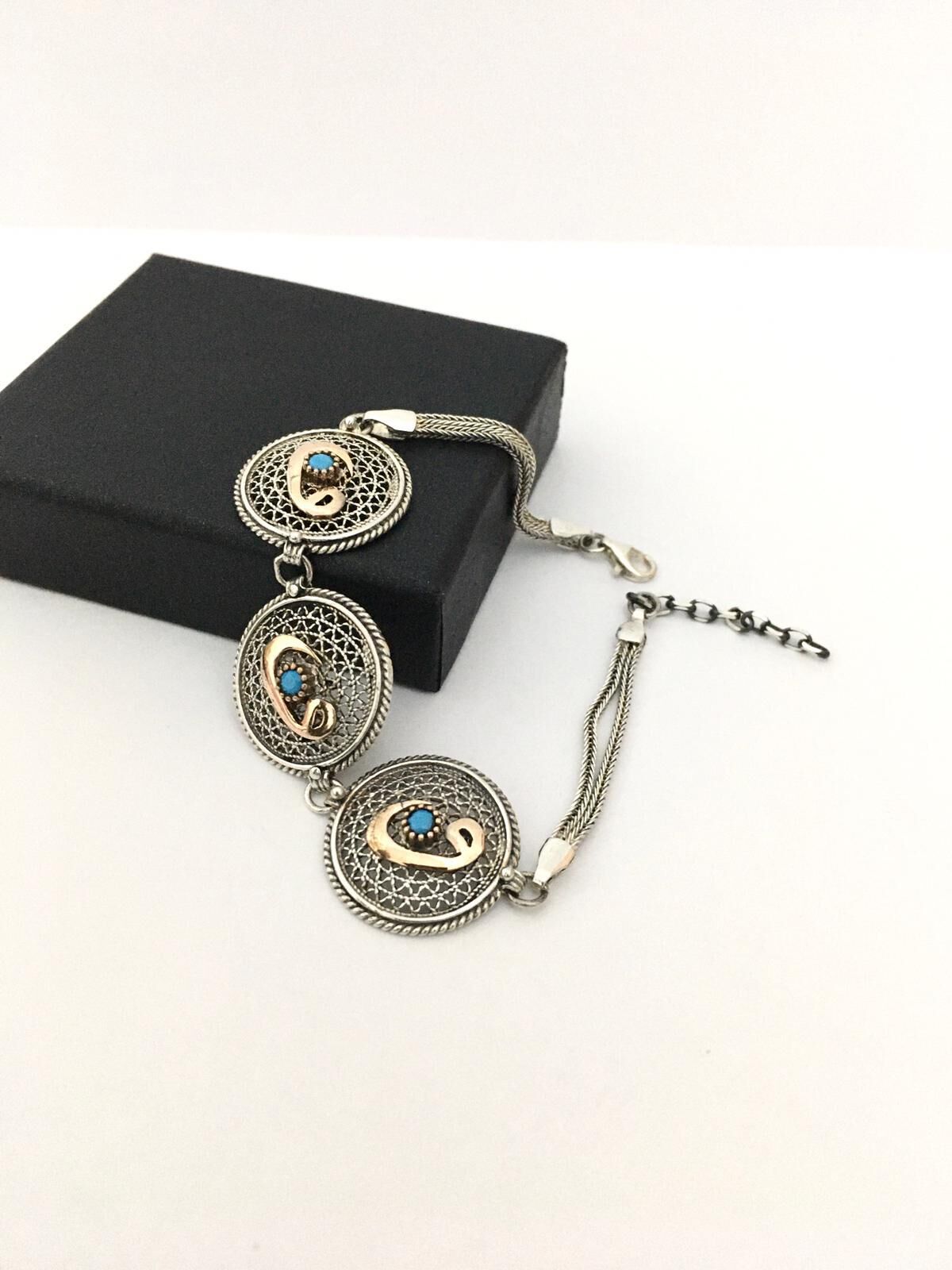 GÜMÜŞ VAV HARFLİ TURKUAZ TAŞLI BİLEKLİK