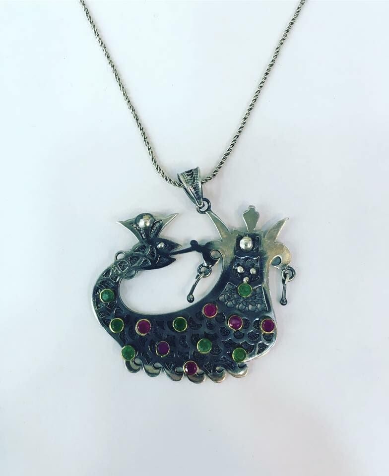 925 GÜMÜŞ KÖK YAKUT VE KÖK ZÜMRÜT TAŞLI ŞAHMERAN KOLYE