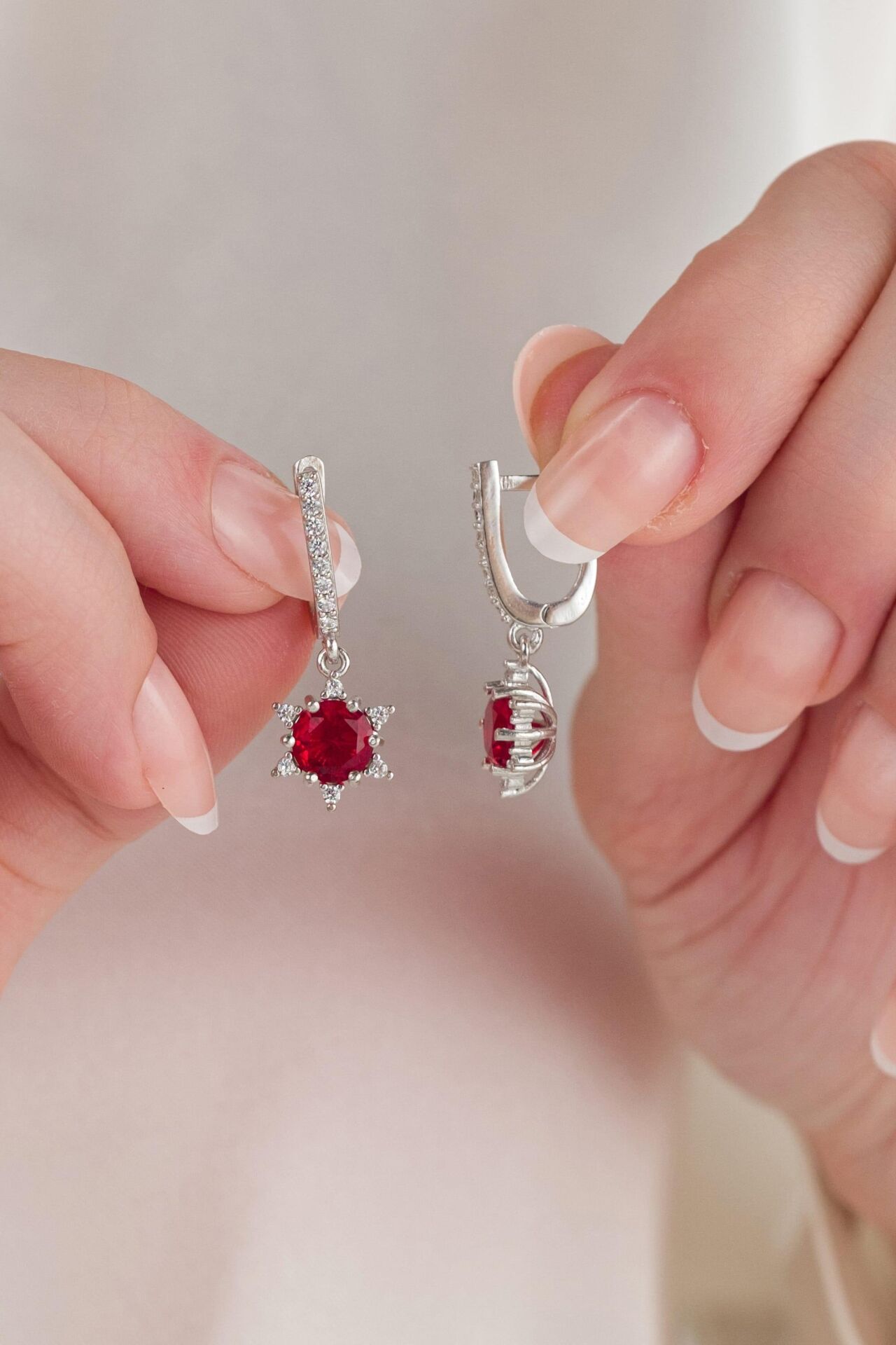 GÜMÜŞ KIRMIZI ZİRKON TAŞLI LOTUS ÇİÇEĞİ KÜPE