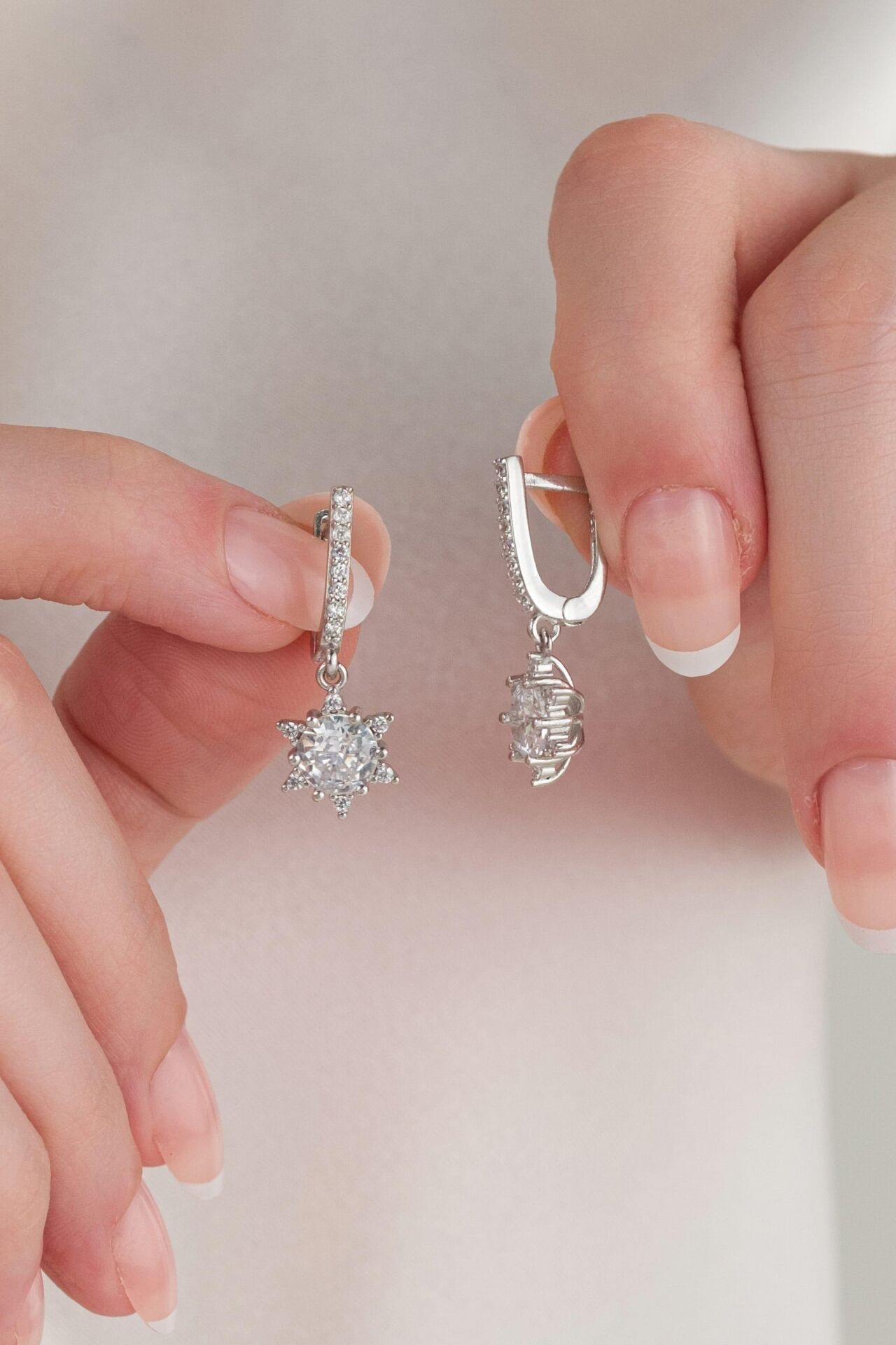 GÜMÜŞ BEYAZ ZİRKON TAŞLI PIRLANTA MODELİ LOTUS ÇİÇEĞİ KÜPE