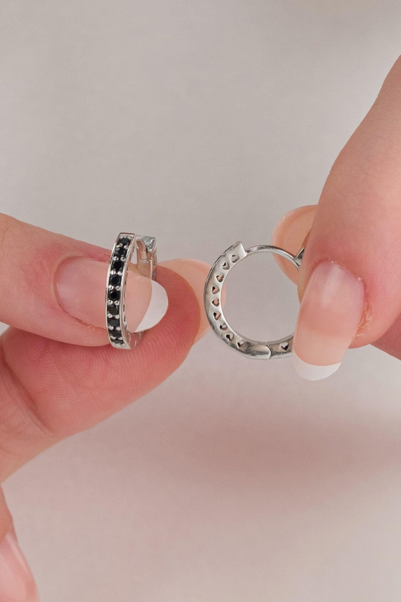 17 mm GÜMÜŞ SİYAH ZİRKON TAŞLI TAM TUR HALKA  KÜPE