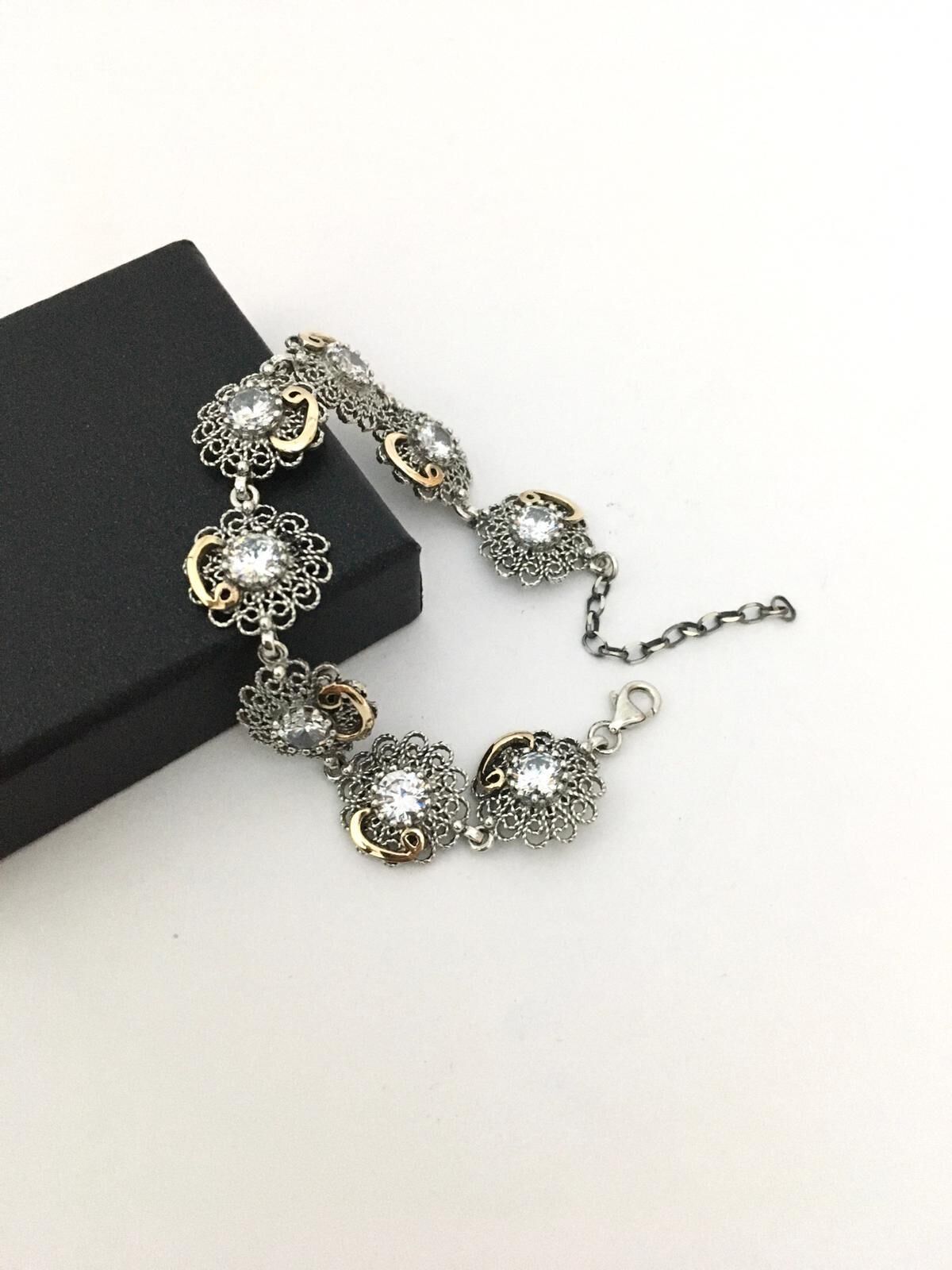 GÜMÜŞ ZİRKON TAŞLI VAV HARFLİ TELKARİ BİLEKLİK