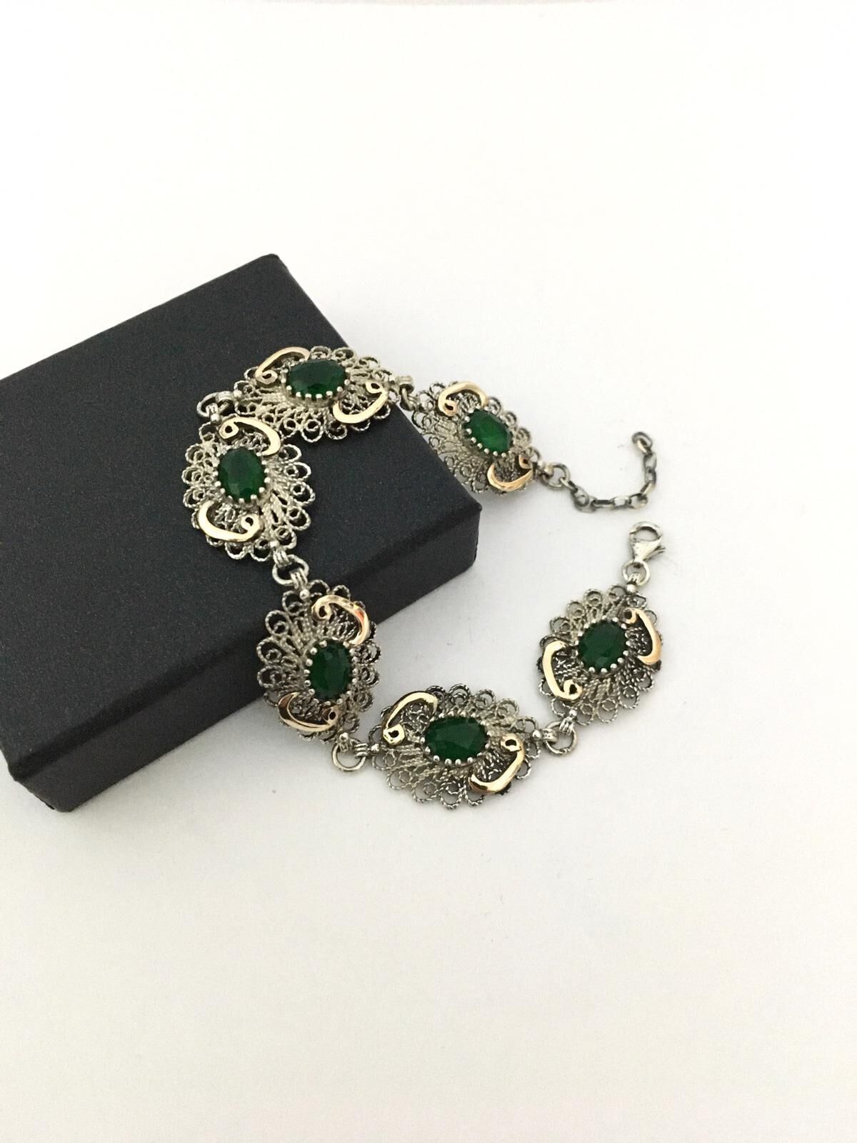 GÜMÜŞ ZÜMRÜT TAŞLI VAV HARFLİ TELKARİ BİLEKLİK