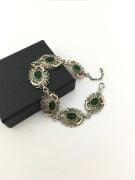 GÜMÜŞ ZÜMRÜT TAŞLI VAV HARFLİ TELKARİ BİLEKLİK