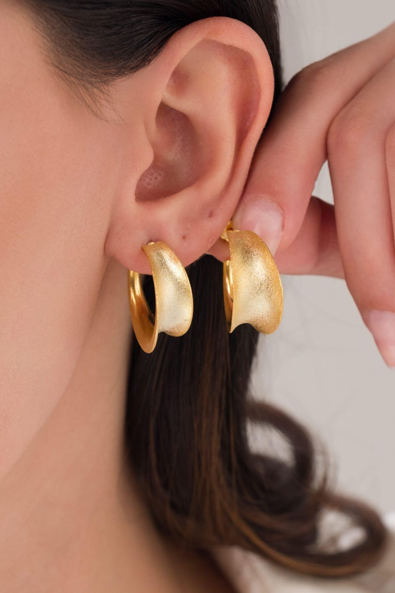 925 Ayar Gümüş 20 mm Altın Gold Mat Kaplama Şarnel HALKA  KÜPE