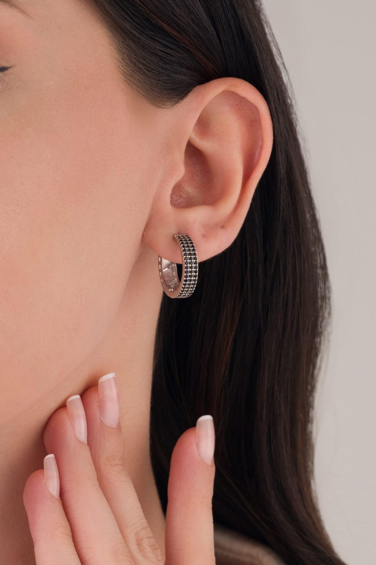 925 Ayar Gümüş 15 mm SİYAH ZİRKON TAŞLI HALKA  KÜPE