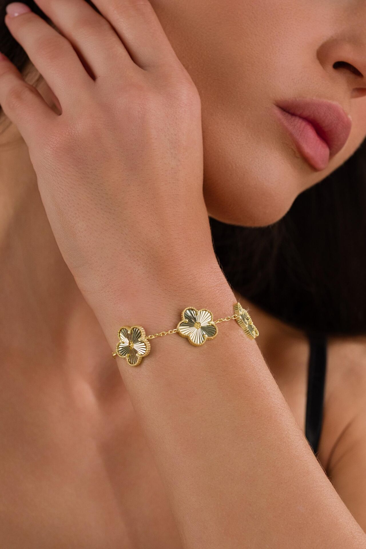 Gümüş Üçlü Yonca Papatya Çiçek Gold Altın Kaplama Kalemli Lazer İşlemeli Taşsız Bileklik