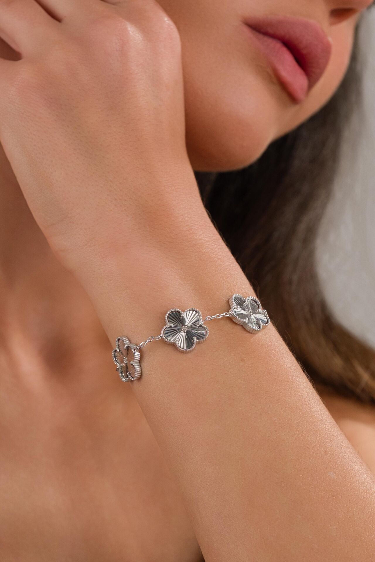 Gümüş Üçlü Yonca Papatya Çiçek  Kalemli Lazer İşlemeli Taşsız Bileklik