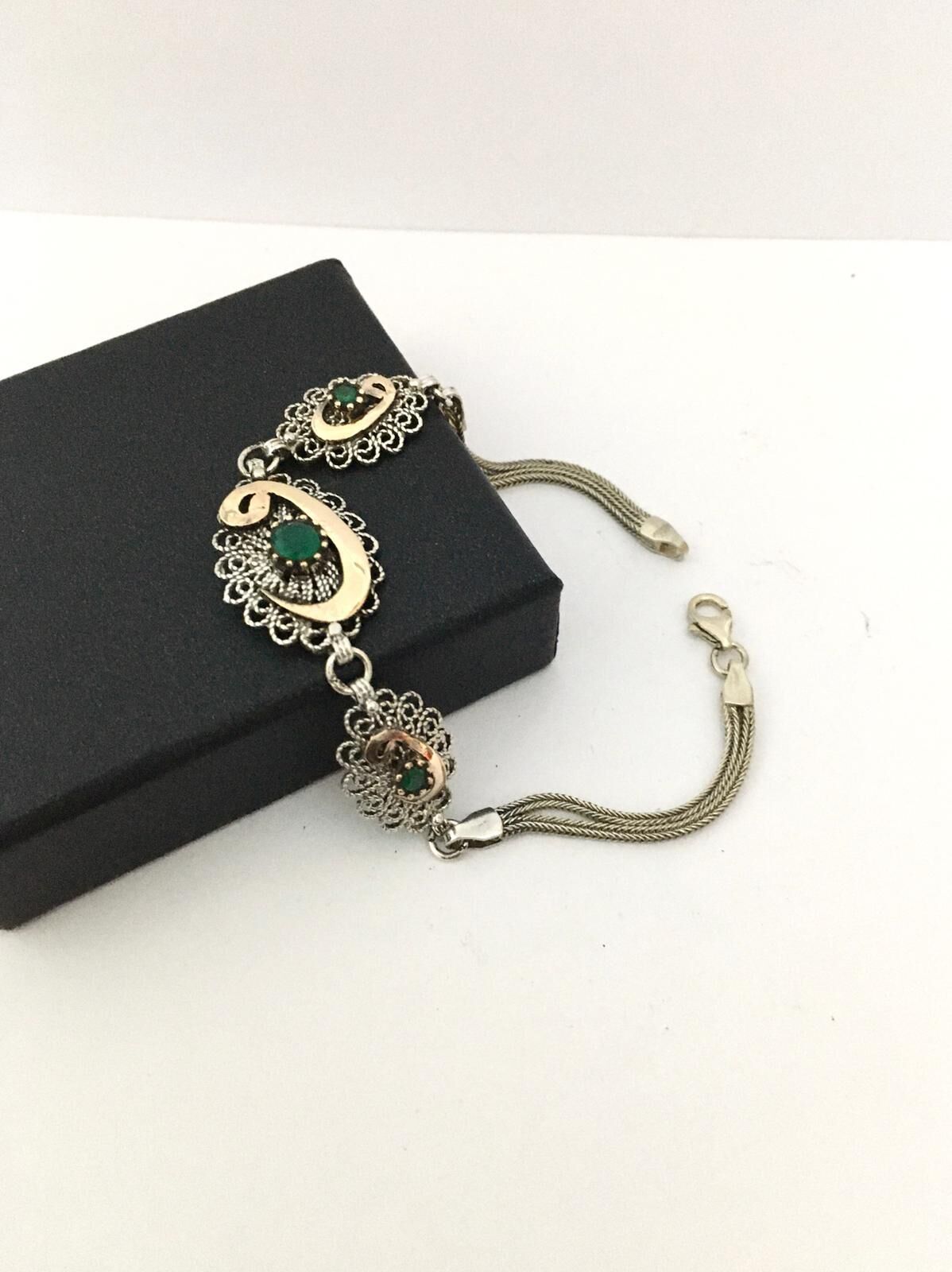 GÜMÜŞ VAV HARFLİ KÖK ZÜMRÜT TAŞLI OTANTİK BİLEKLİK