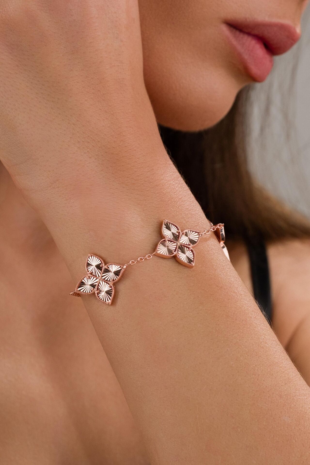 Gümüş Rose Kaplama Üçlü Yonca Çiçek Kalemli Lazer İşlemeli Taşsız Bileklik