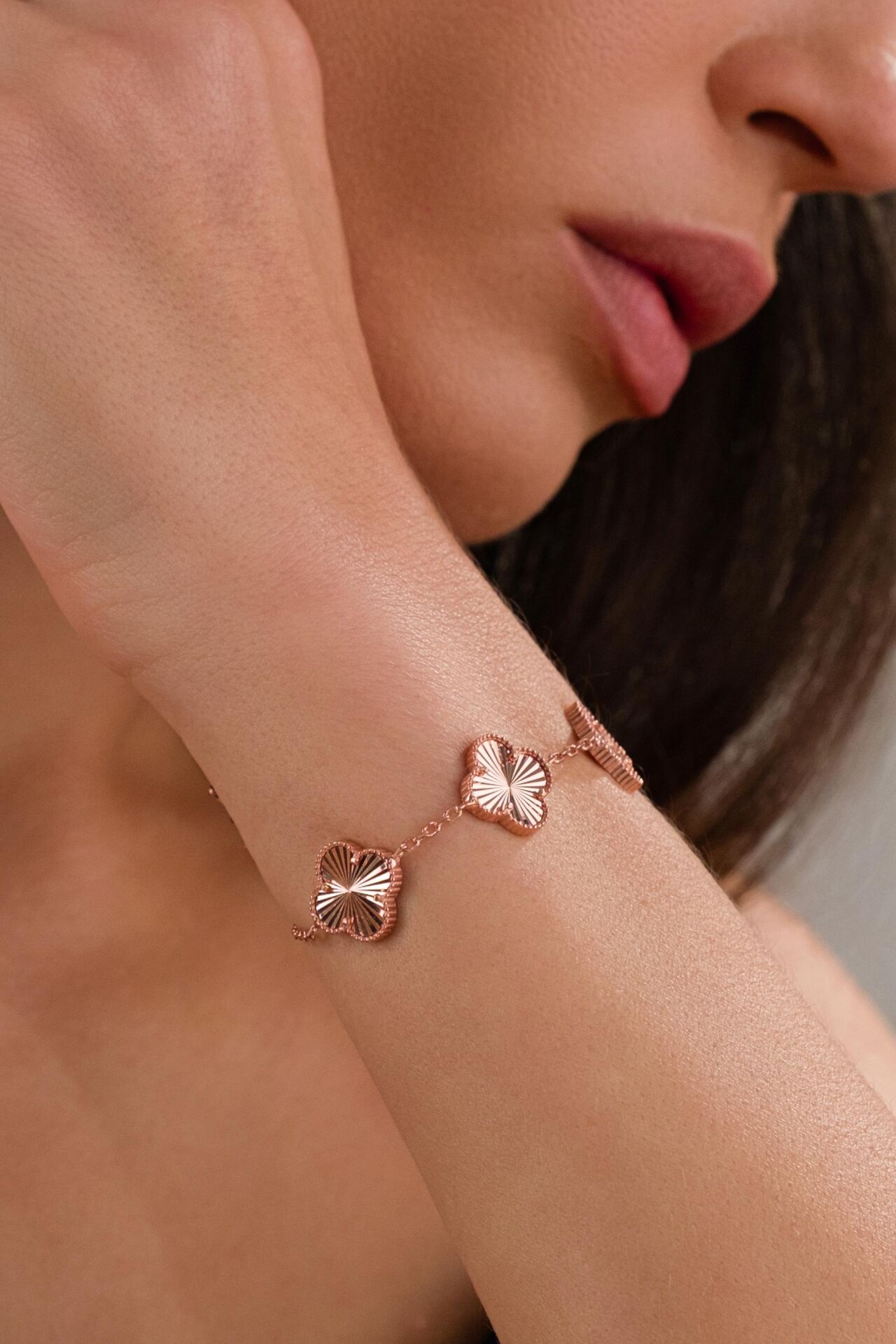 Gümüş Rose Kaplama Üçlü Yonca Çiçek Kalemli Lazer İşlemeli Taşsız Bileklik