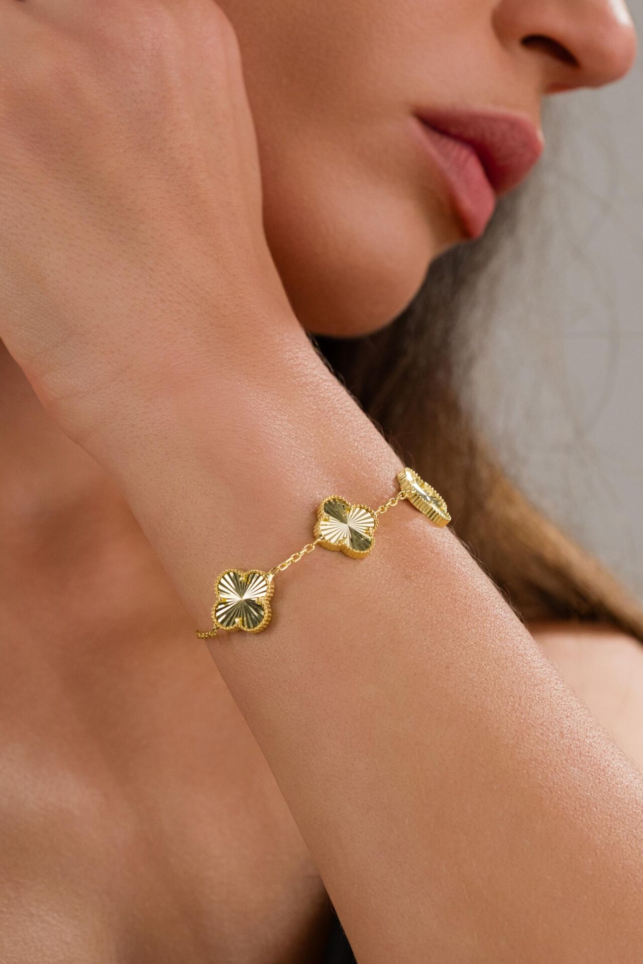 Gümüş Gold Kaplama Üçlü Yonca Çiçek Kalemli Lazer İşlemeli Taşsız Bileklik