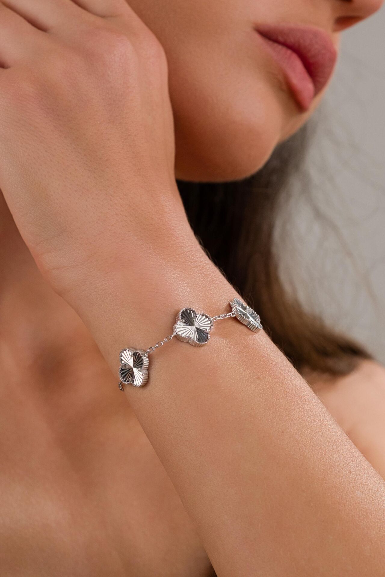 Gümüş Rodyumlu Üçlü Yonca Çiçek Kalemli Lazer İşlemeli Taşsız Bileklik