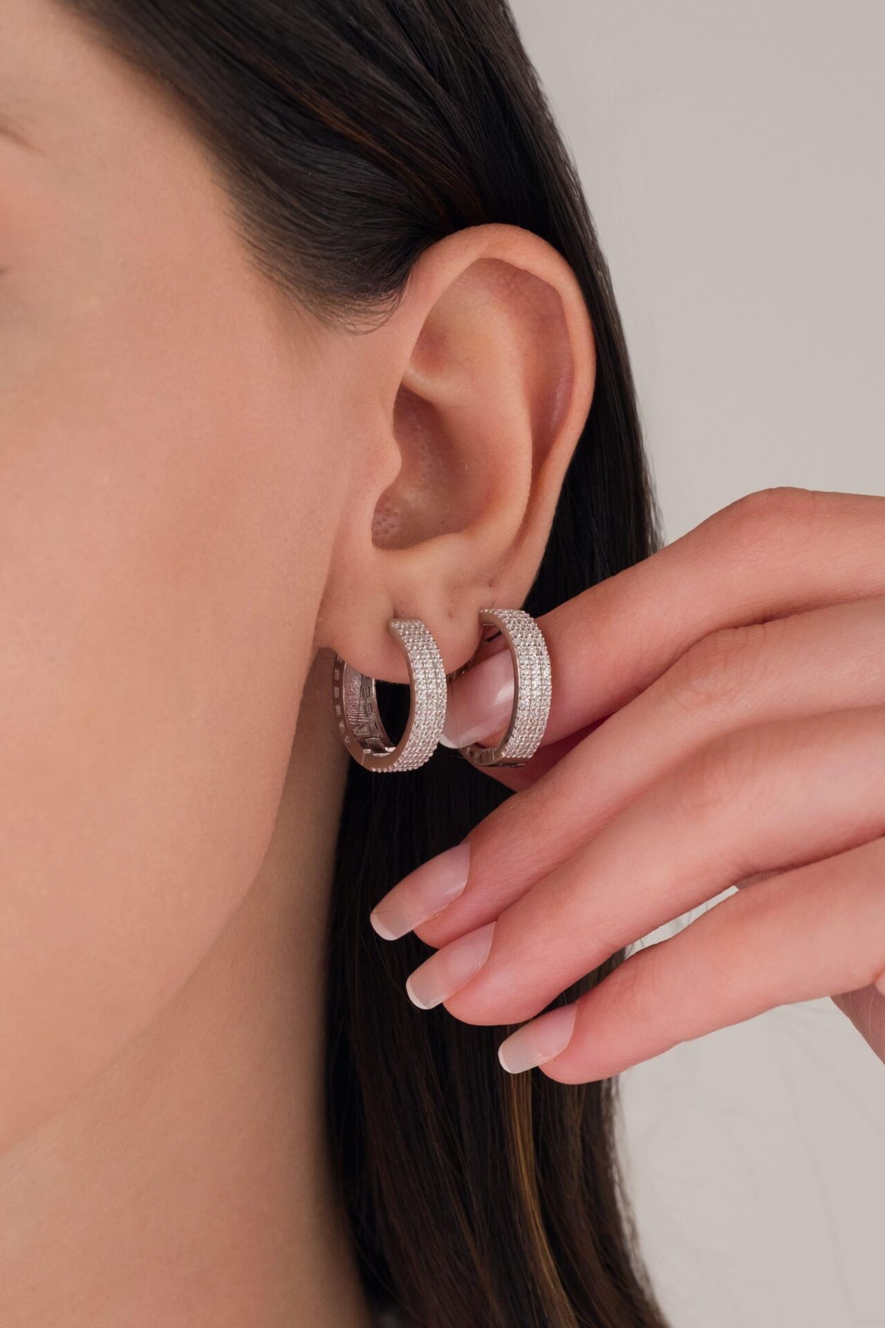 925 Ayar Gümüş 15 mm Beyaz ZİRKON TAŞLI HALKA  KÜPE